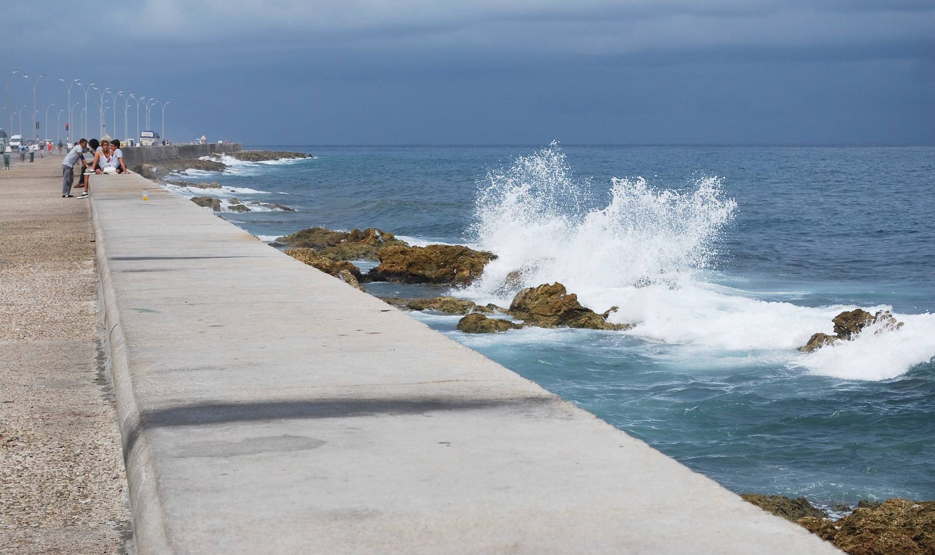 Pasear por el Malecón es uno de los mejores planes en La Habana.