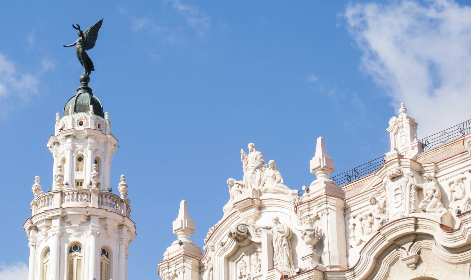 Detalles del exterior del Teatro de La Habana Alicia Alonso.