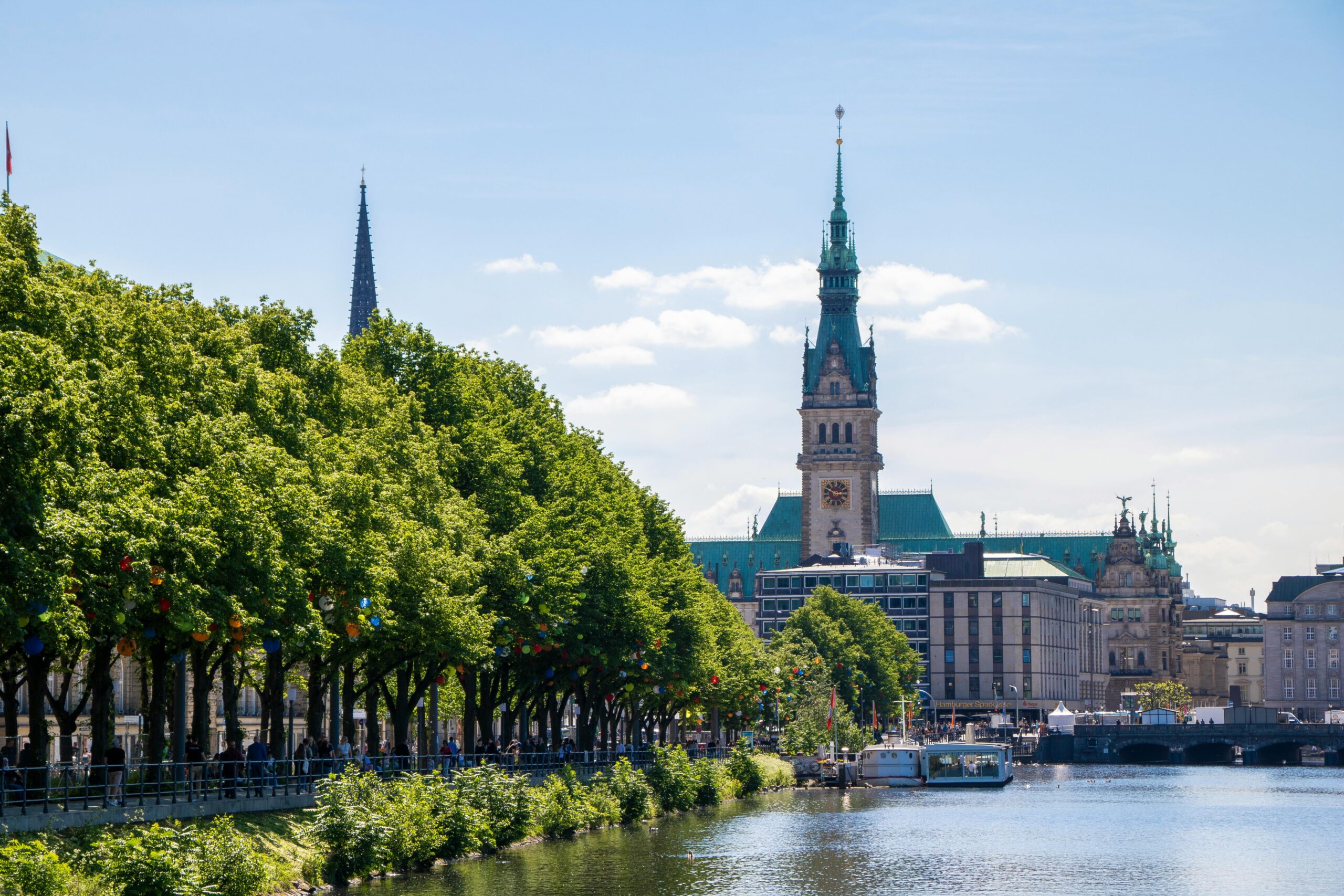 Paseo junto al río Alster con el magnífico Ayuntamiento de fondo.