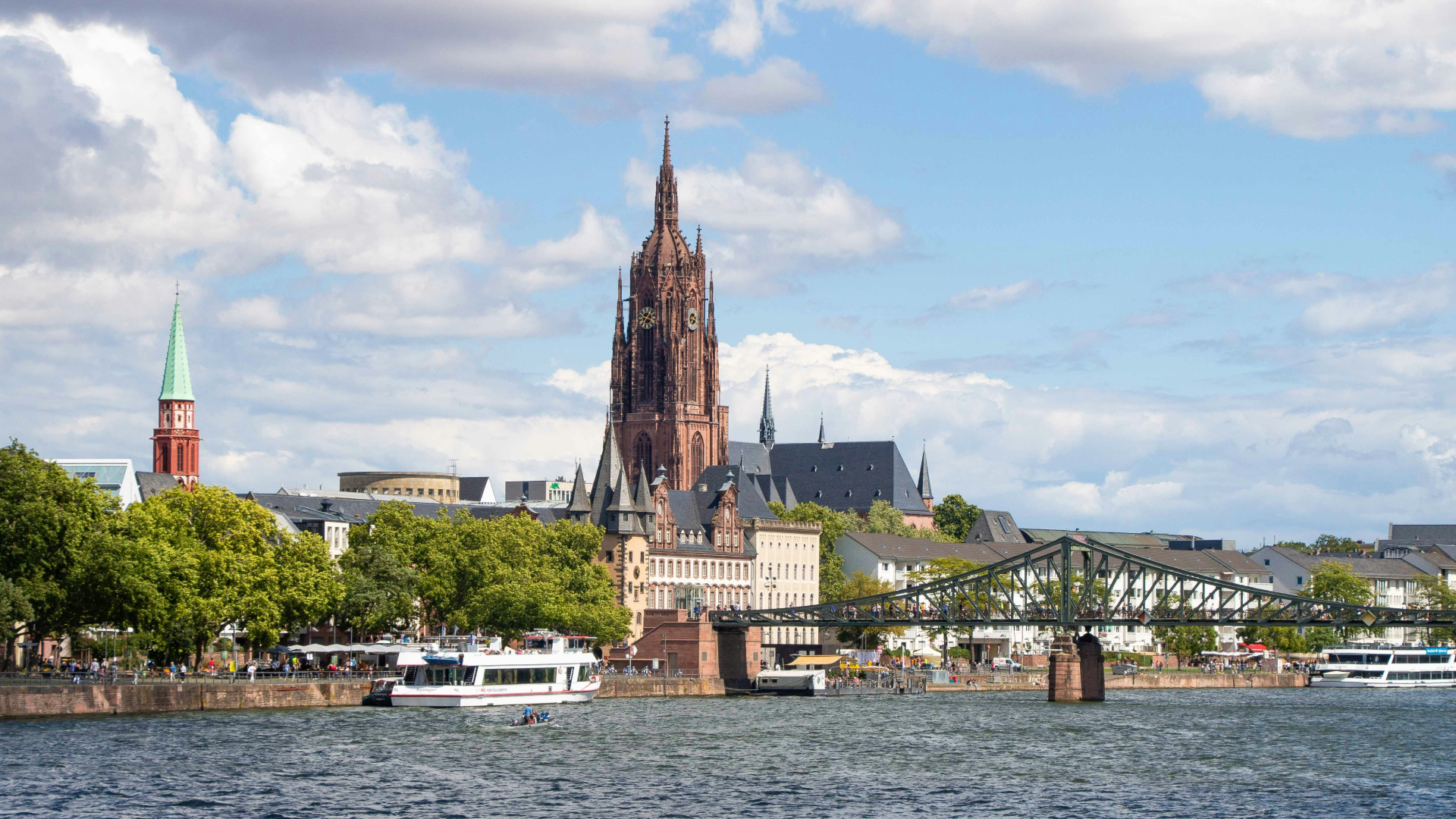 Colegiata de Frankfurt desde el río Meno.