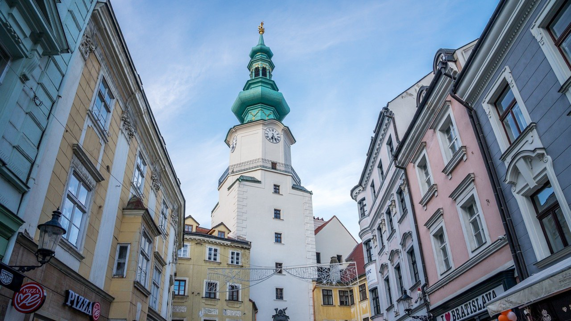 Puerta de San Miguel en el centro histórico de Bratislava.