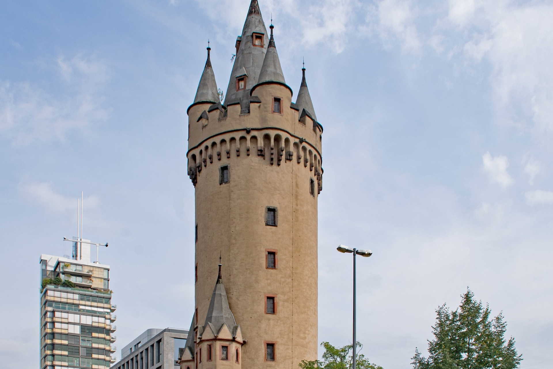 Eschenheimer Turm en el centro de Frankfurt.