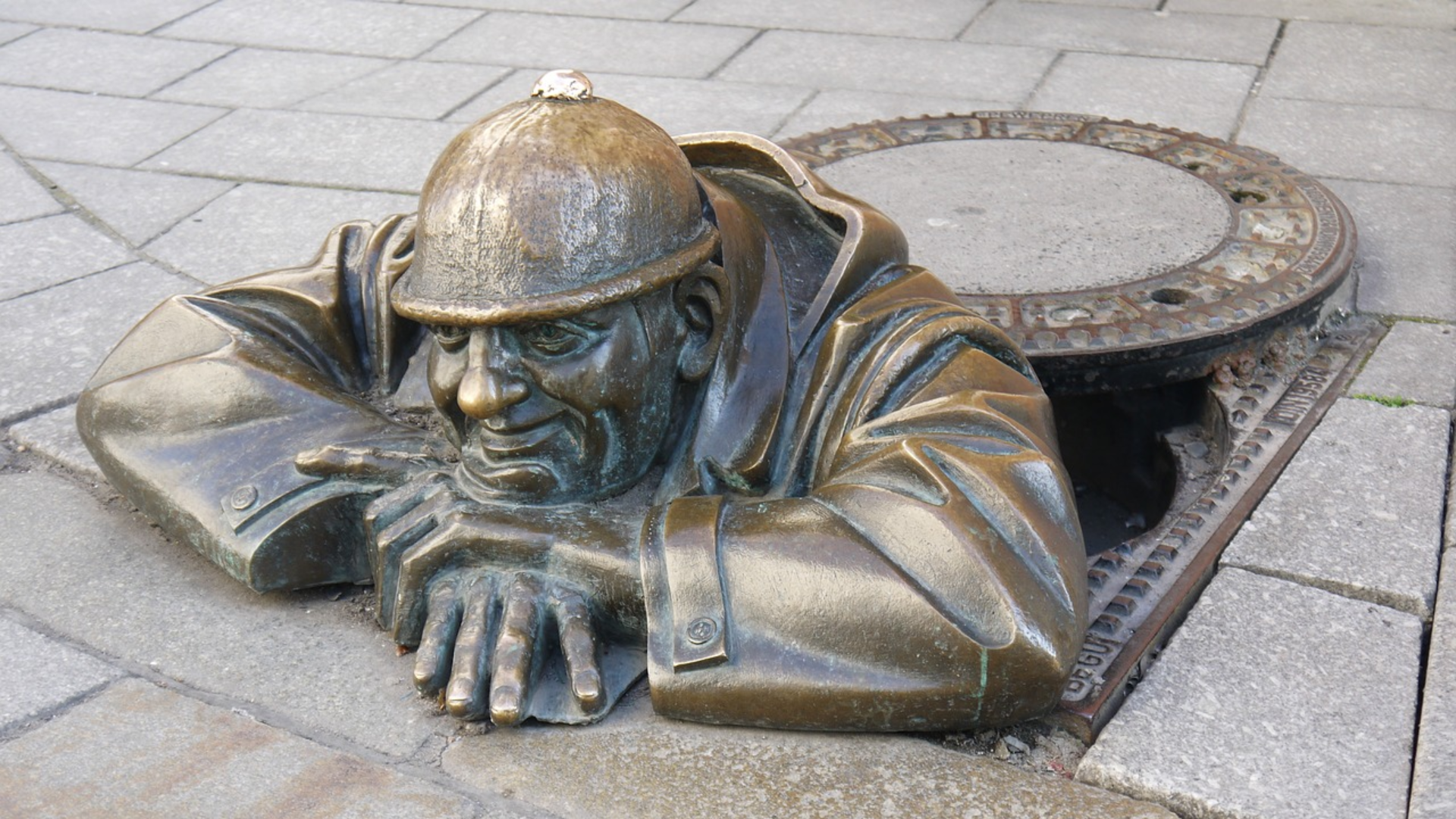 Curiosa estatua de Čumil en Bratislava.