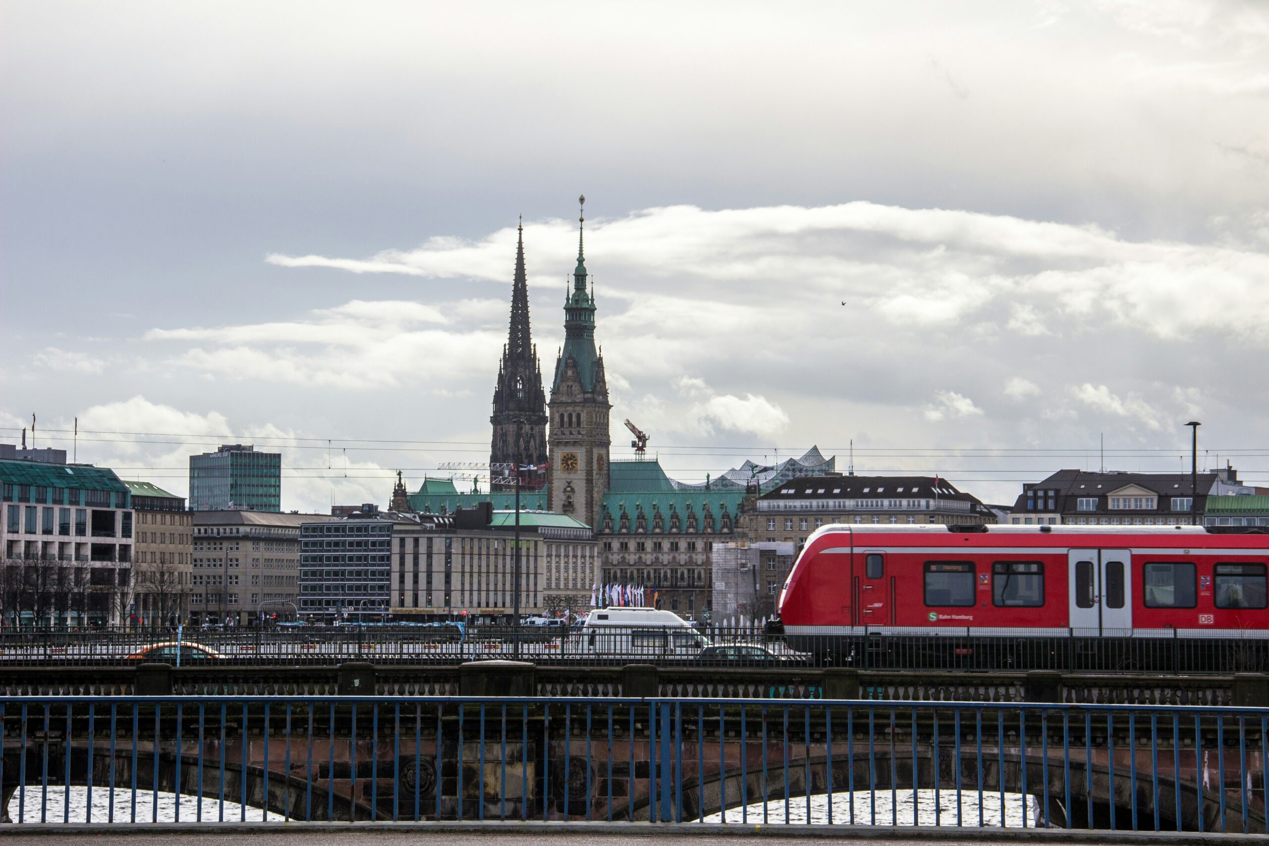 Panorámica de Hamburgo con el tren S-Bahn.