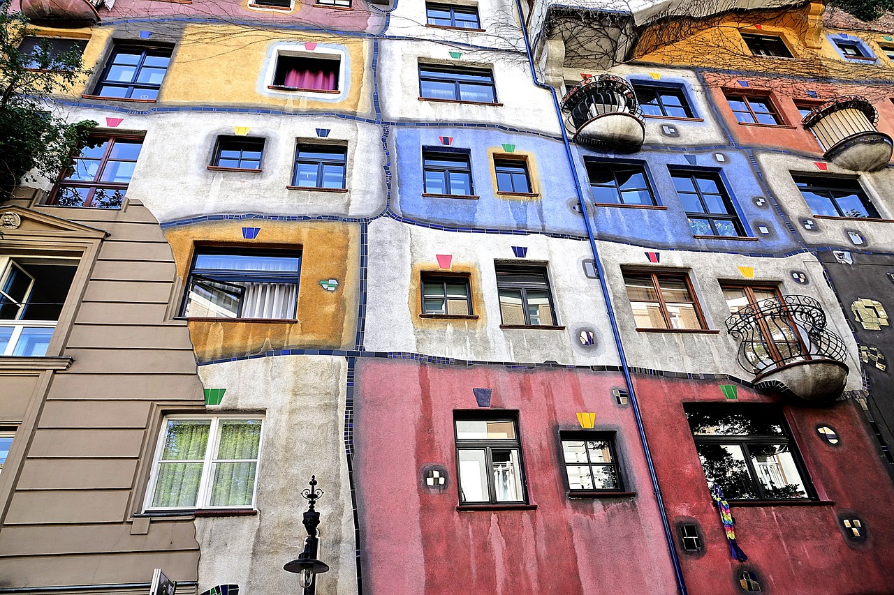 Colorida fachada del edificio Hundertwasserhaus.