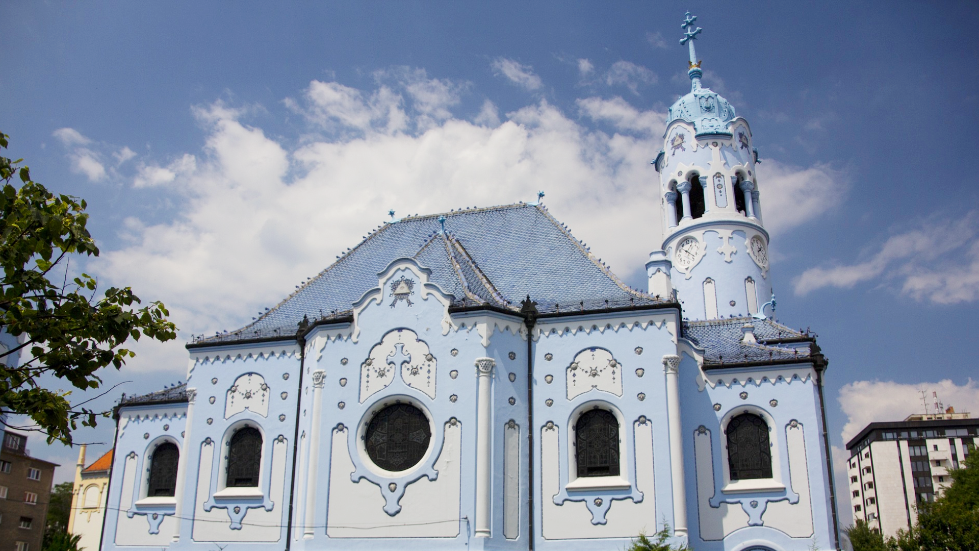 Colorida y pintoresca iglesia azul.