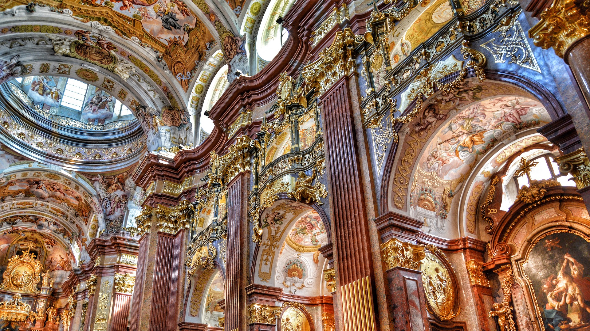 Detalles del interior de la abadía de Melk.