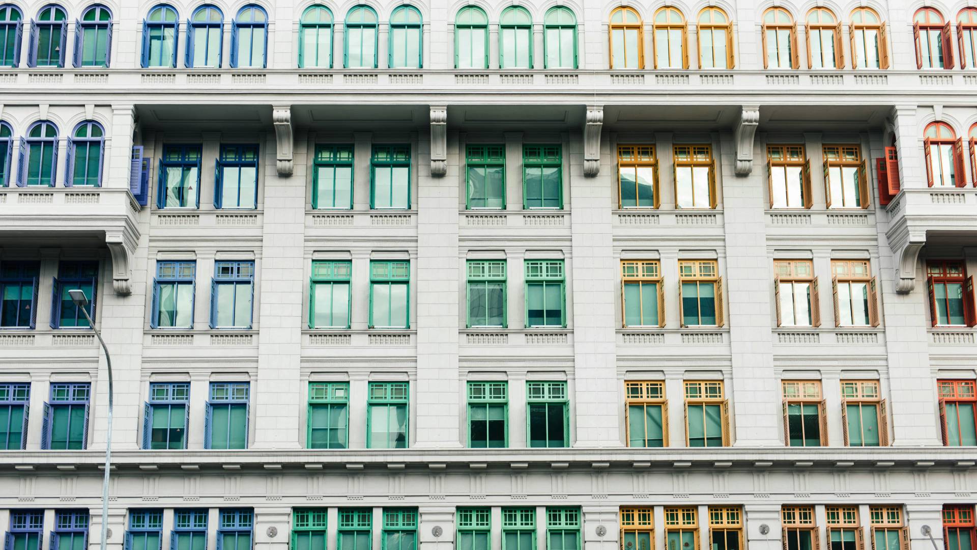 Coloridas ventanas de la Antigua Estación de Policía de Singapur.