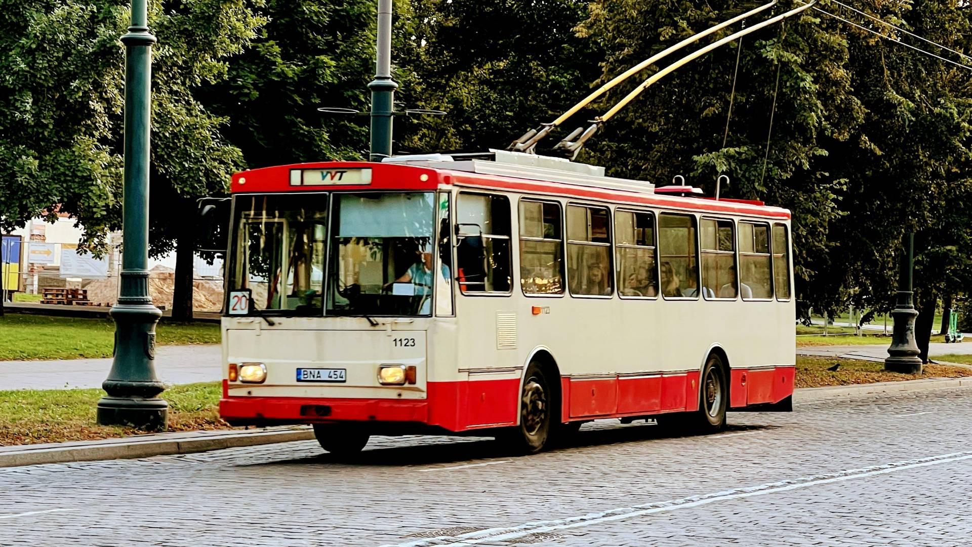 Autobús por el centro histórico de Vilna.