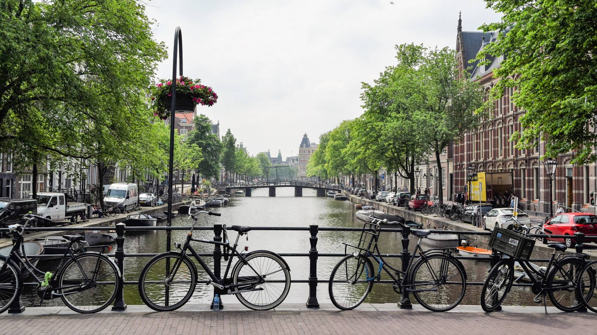 Los dos protagonistas de Ámsterdam: bicicletas y canales.