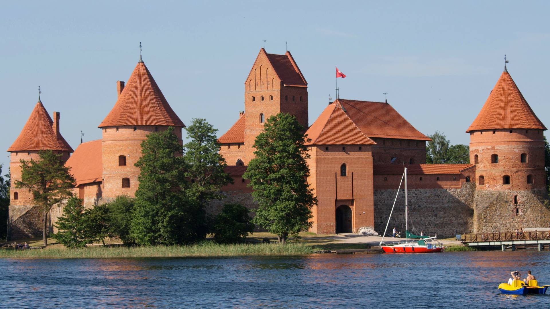 Aspecto exterior del castillo, ubicado en una isla del lago Galvė.