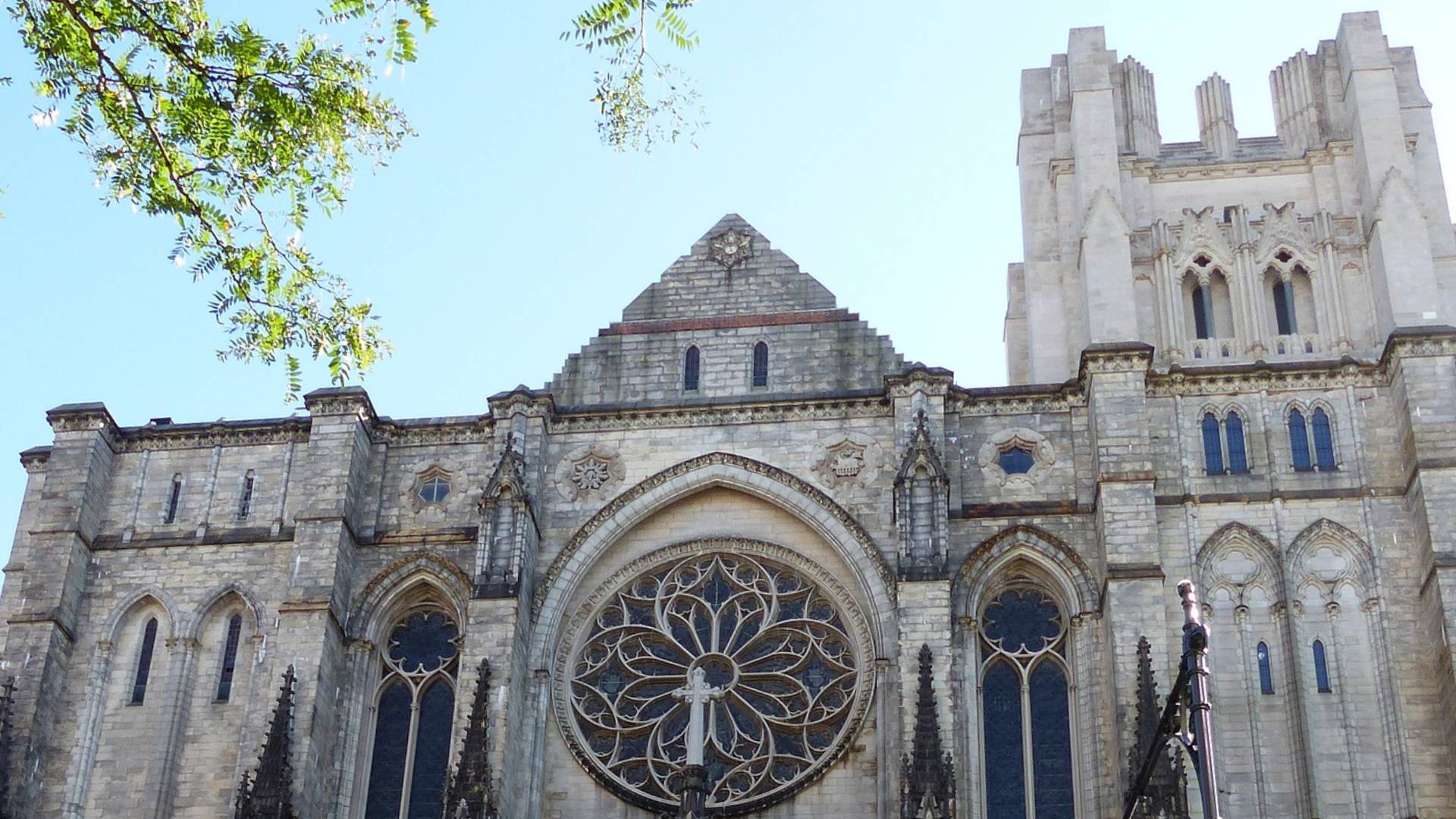 Fachada de la Catedral de San Juan el Divino.