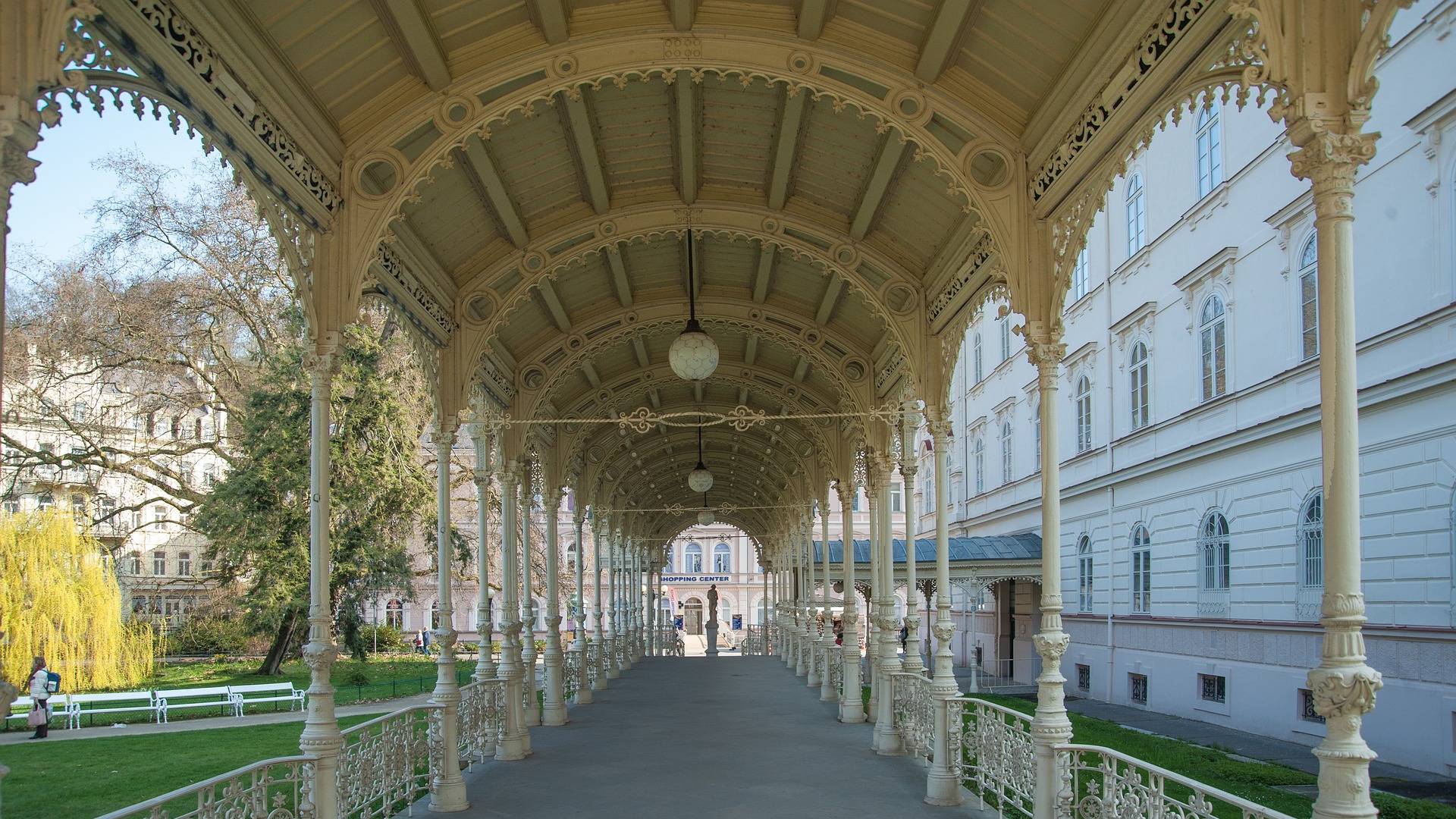 Una de las preciosas columnatas de Karlovy Vary.