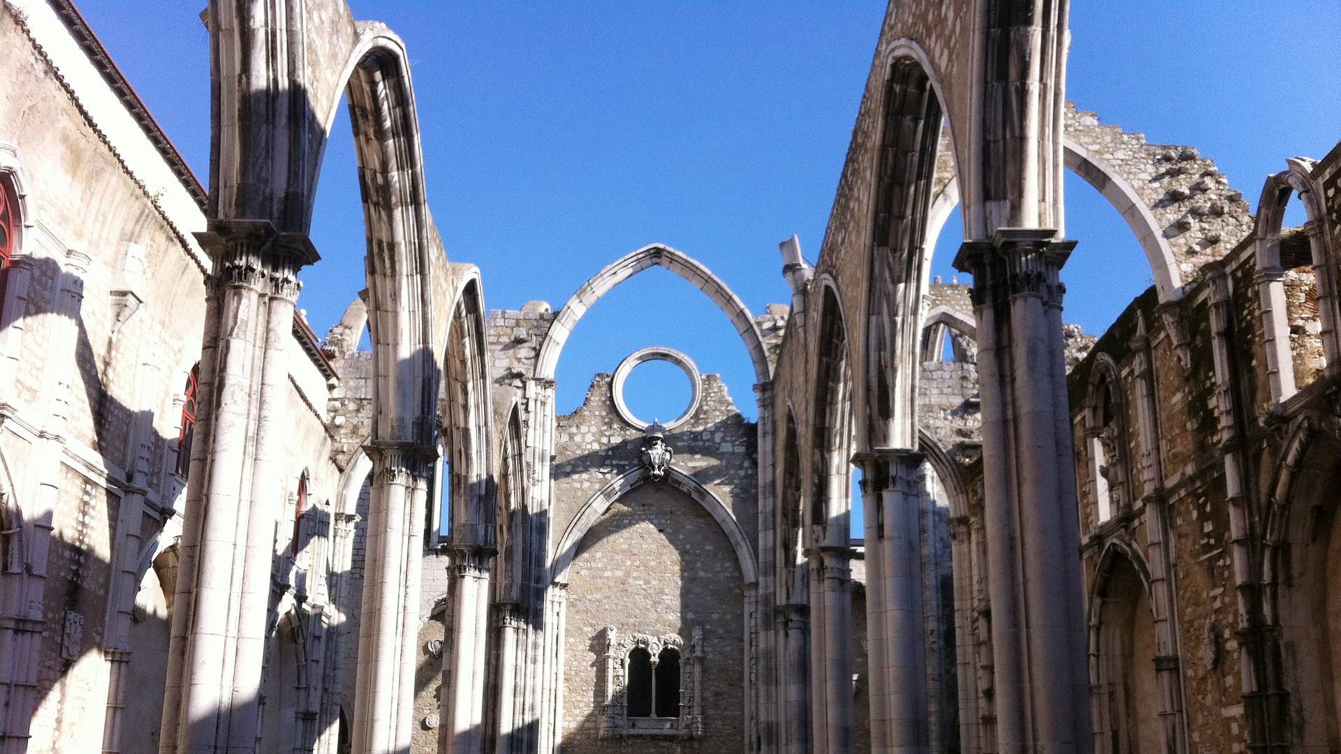 Restos de la estructura del Convento do Carmo.