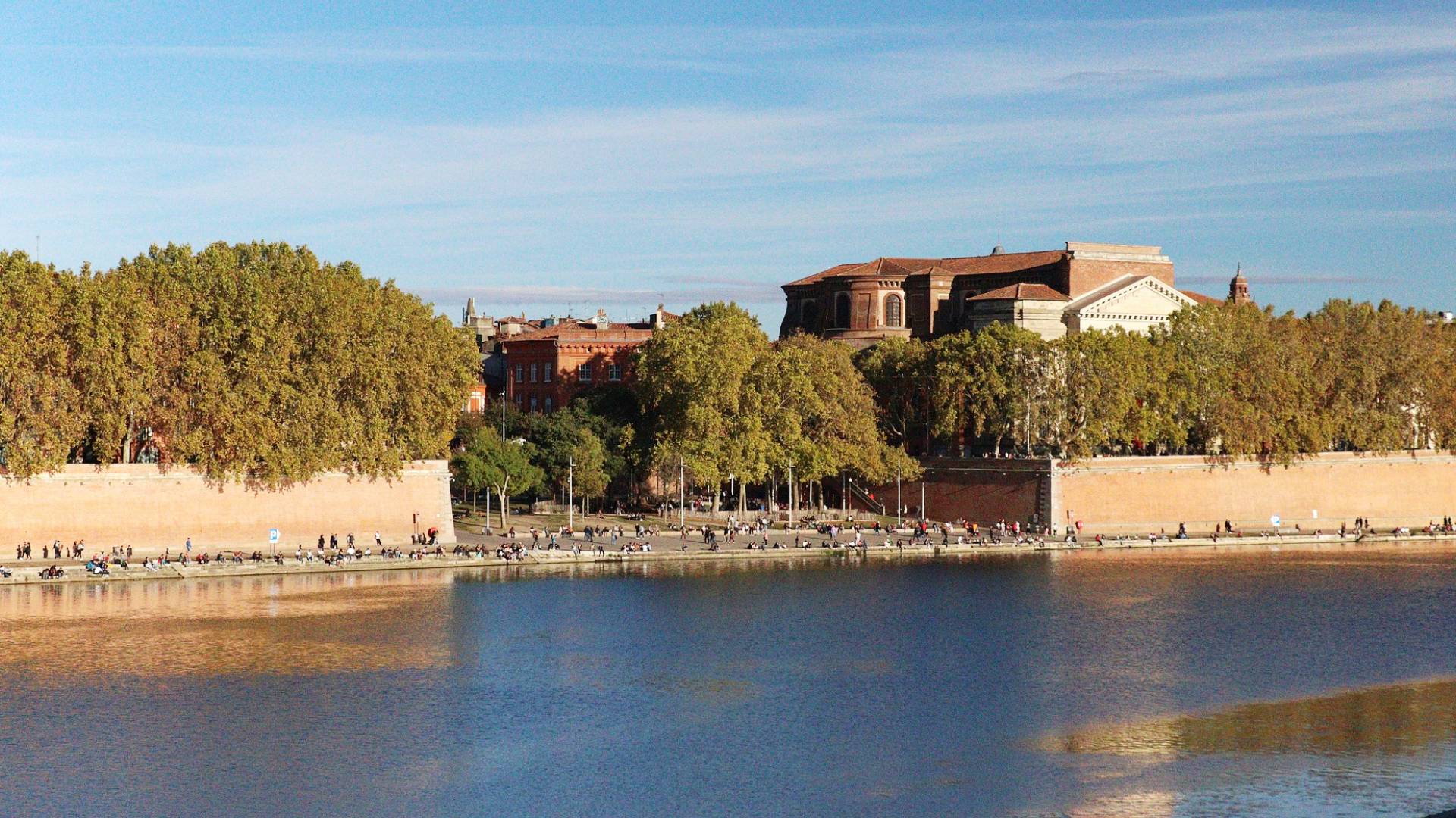 El Quartier de la Daurade junto al río Garona.