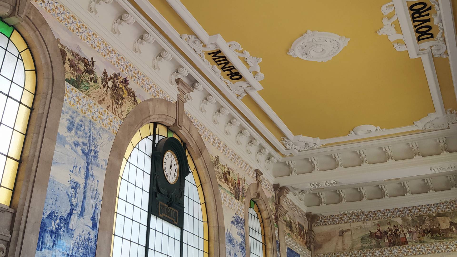 Interior de la Estación de San Bento.