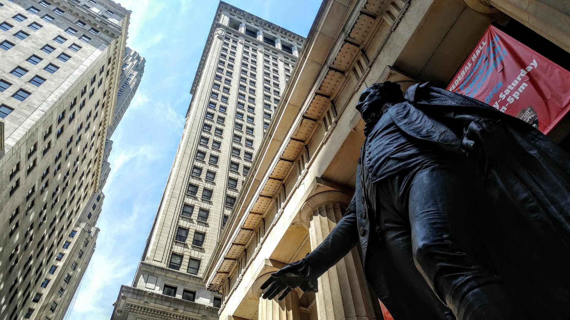 Entrada del Federall Hall y estatua de George Washington.