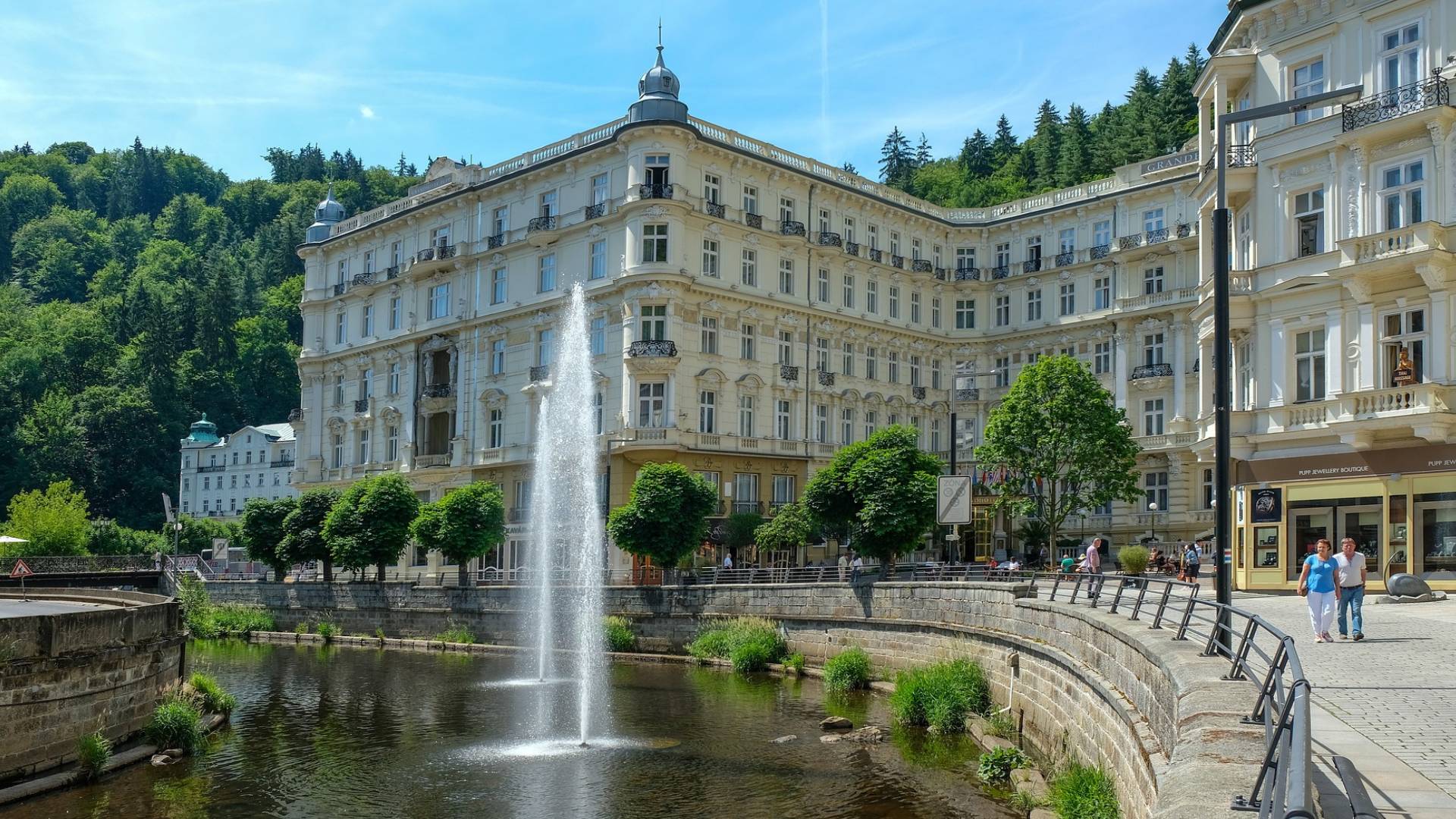 Grandhotel Pupp junto al río Teplá.