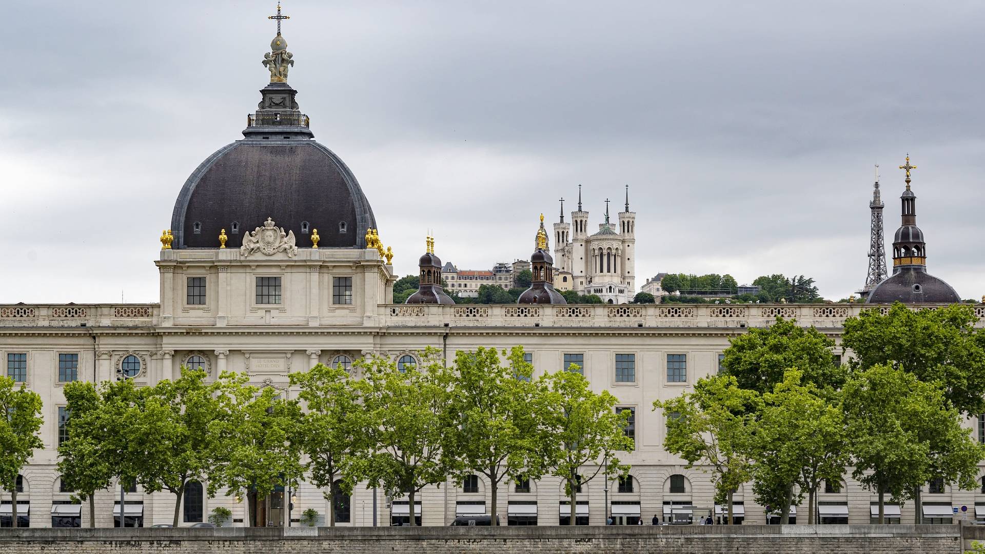 Hôtel-Dieu desde la otra orilla del río Ródano.