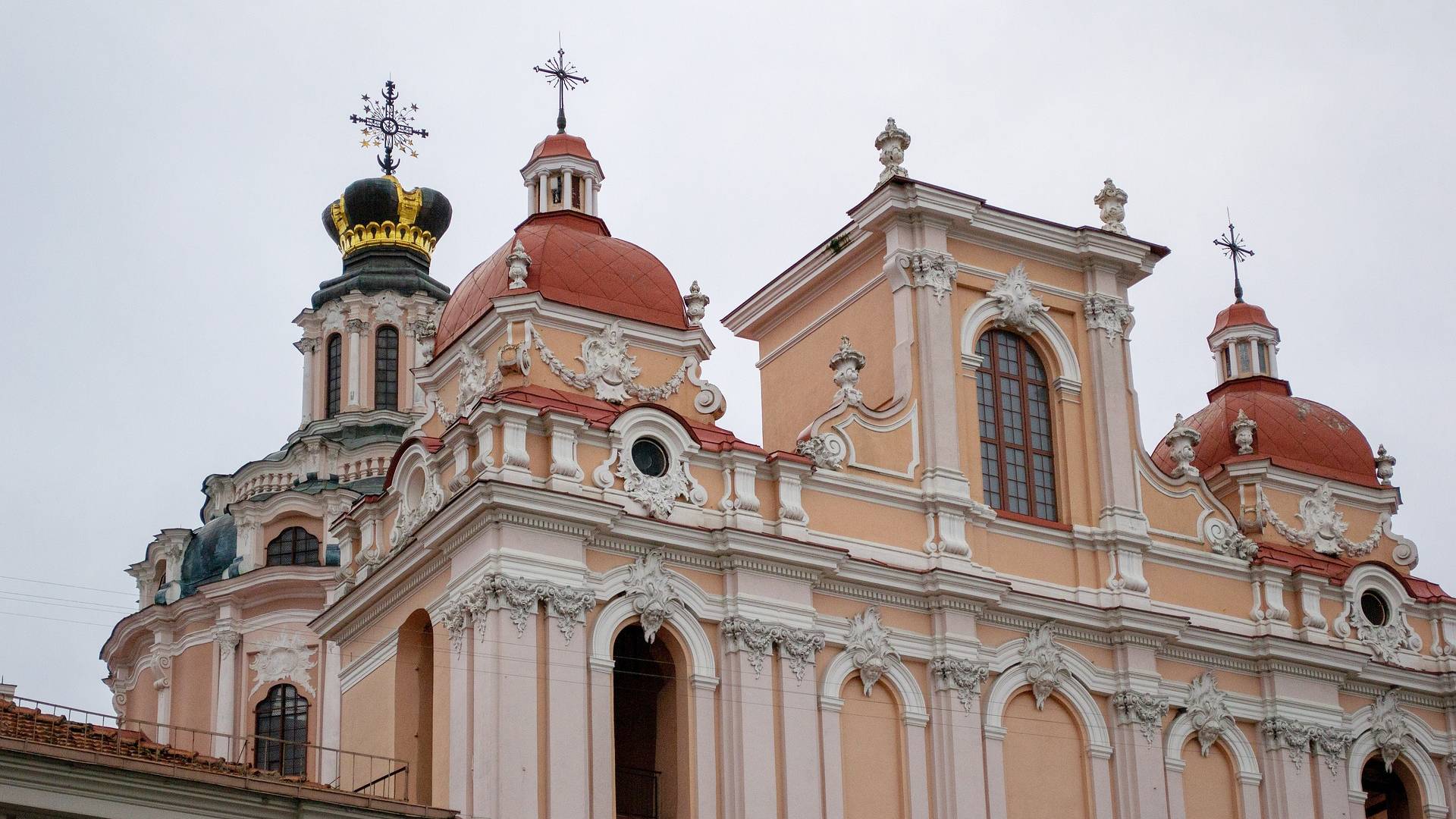 Iglesia de San Casimiro y su característico color rosa.