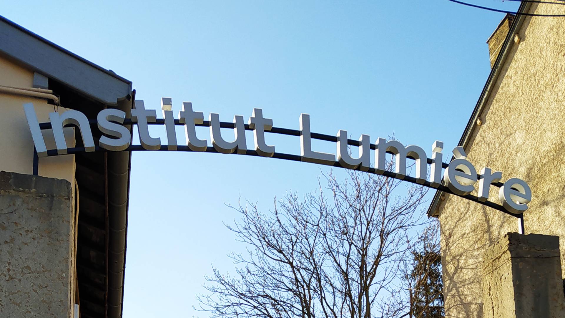 Entrada al Instituto Lumière.