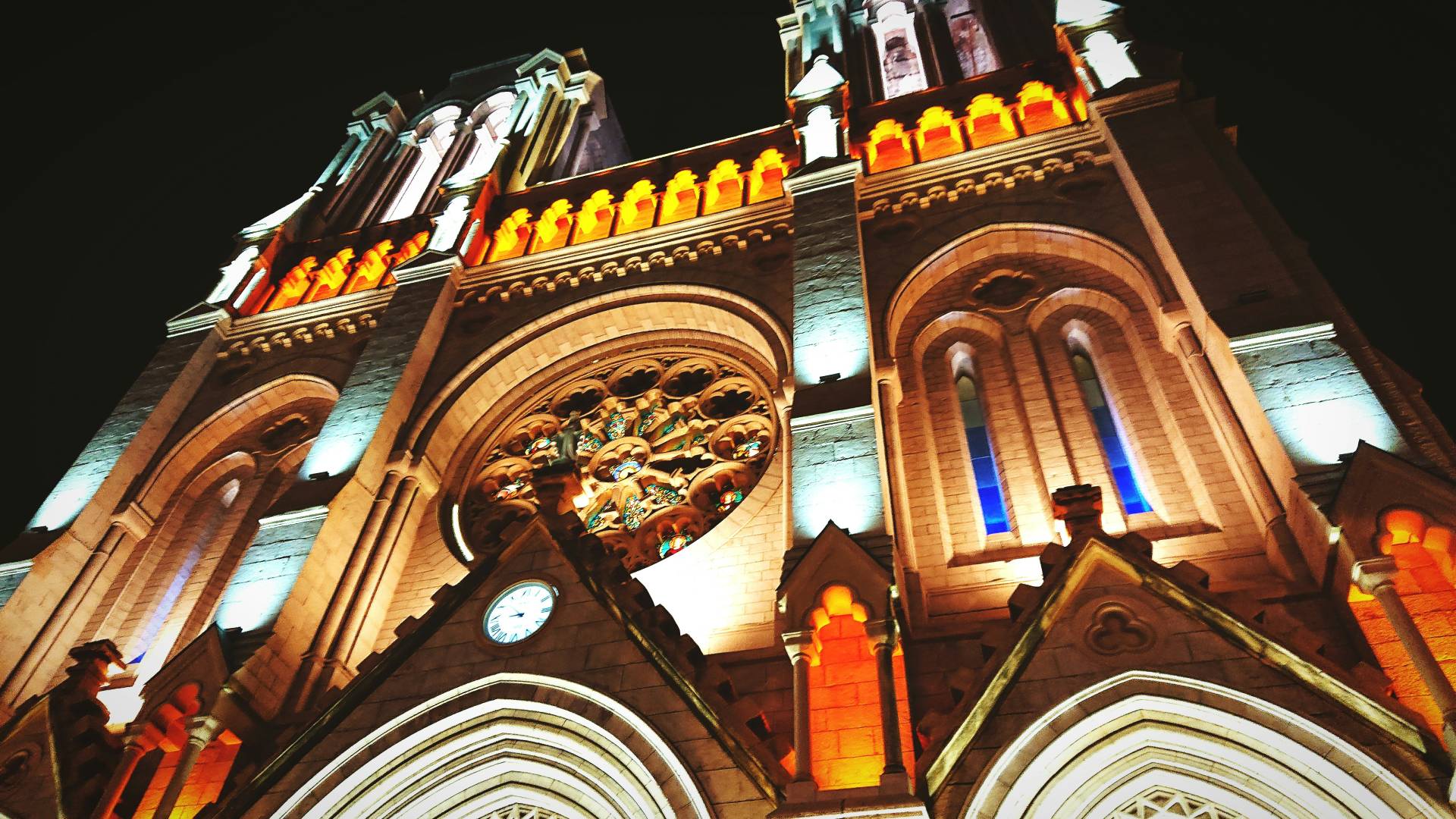 Basílica Notre-Dame de l’Assomption de noche.