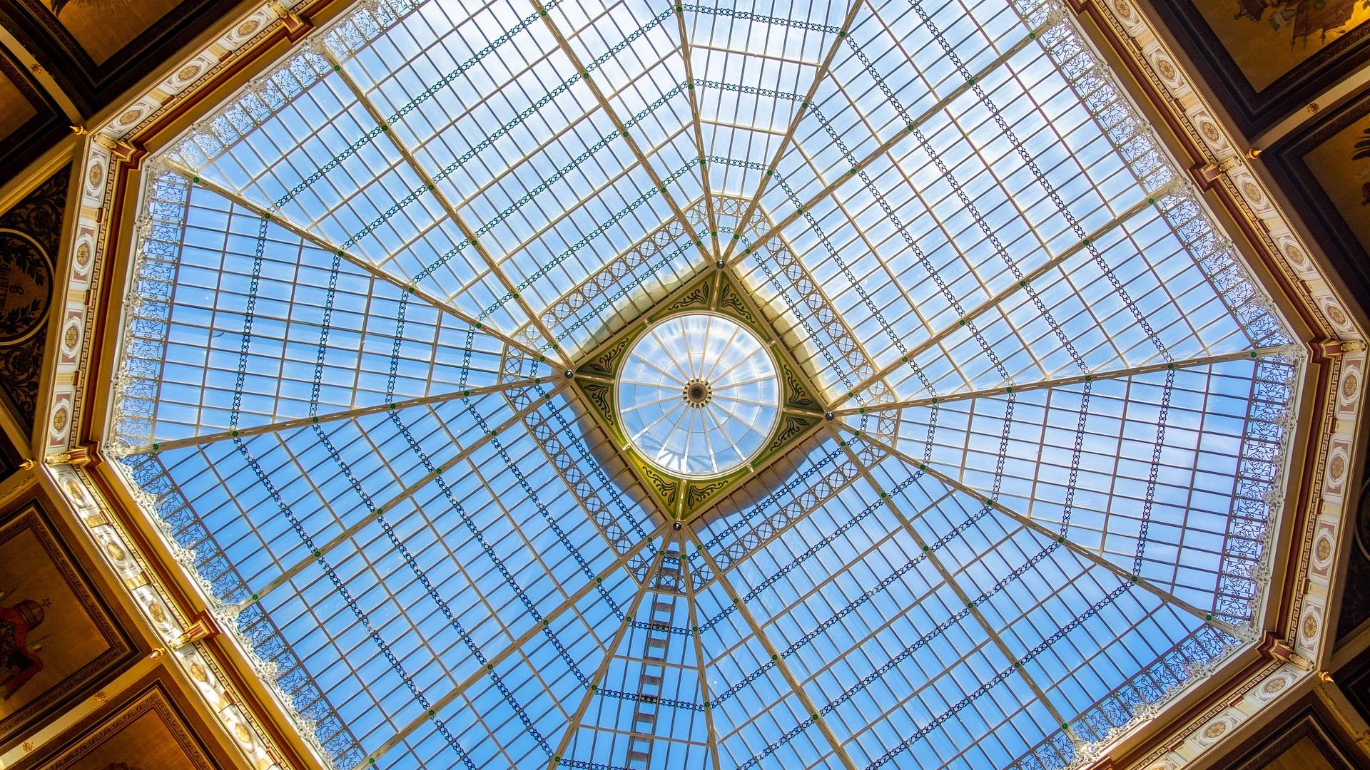 Interior de la cúpula del Palacio de la Bolsa.