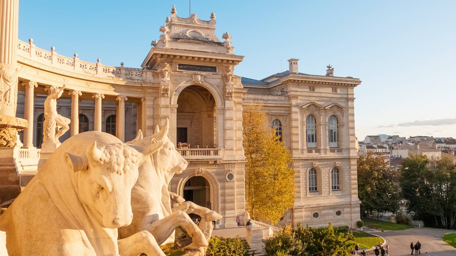 Esculturas y construcciones del Palais Longchamp.