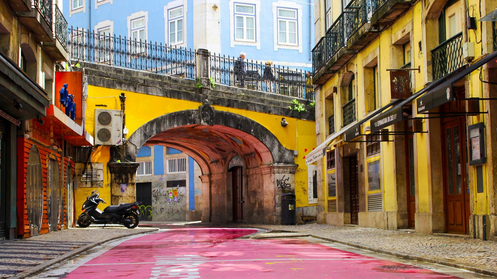 Pink Street, una colorida calle del centro de Lisboa.