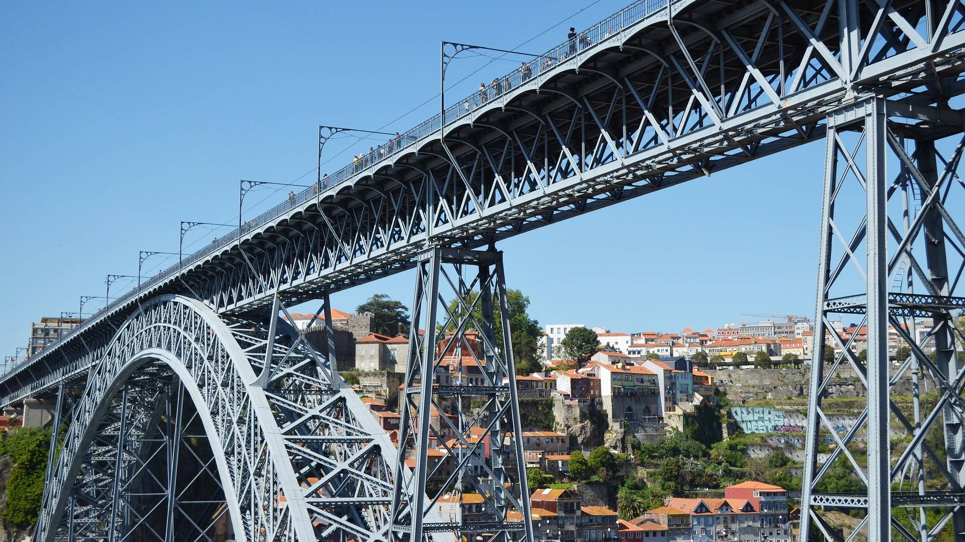 El Puente Don Luis I es uno de los emblemas de Oporto.