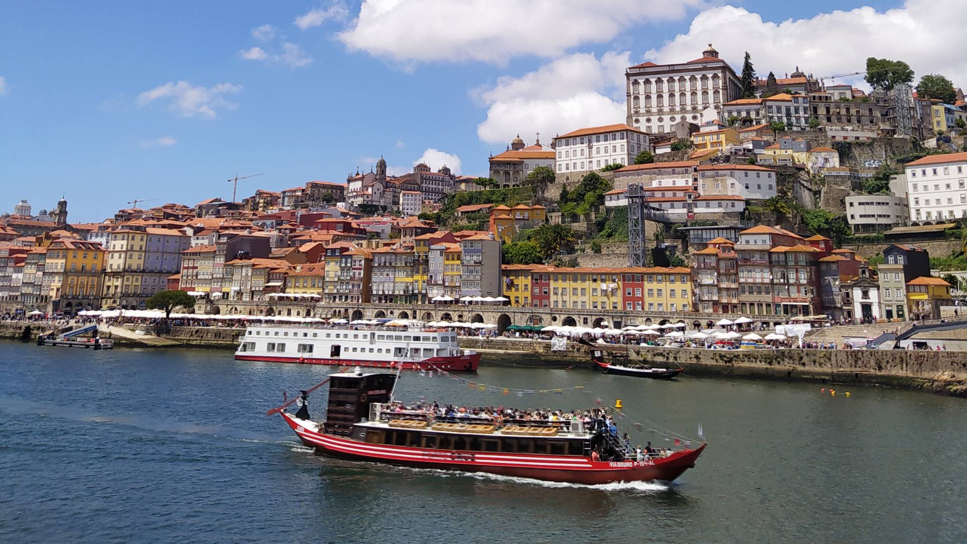 El barrio de Ribeira visto desde la otra orilla del río Duero.