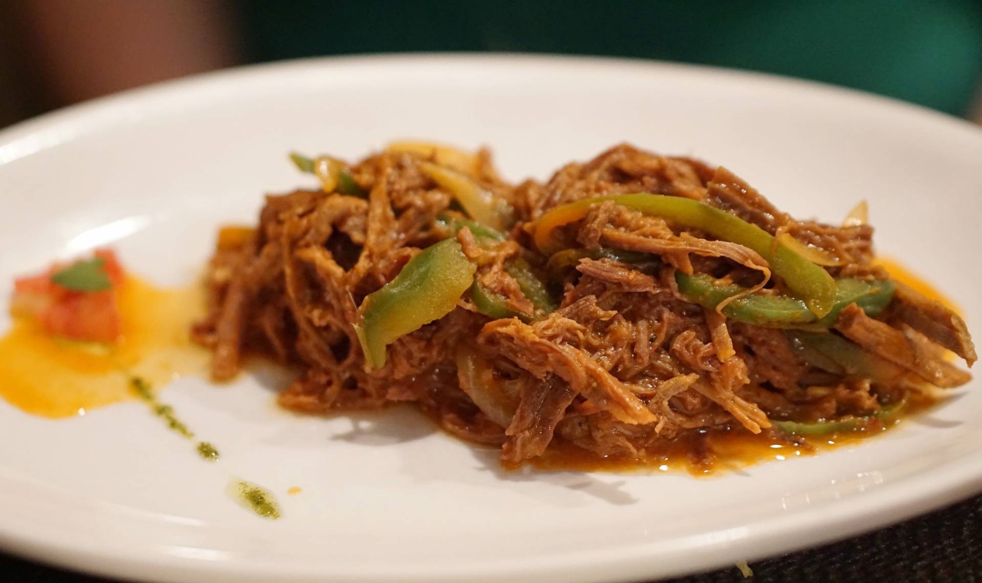 La ropa vieja es uno de los platos más famosos de la cocina cubana.