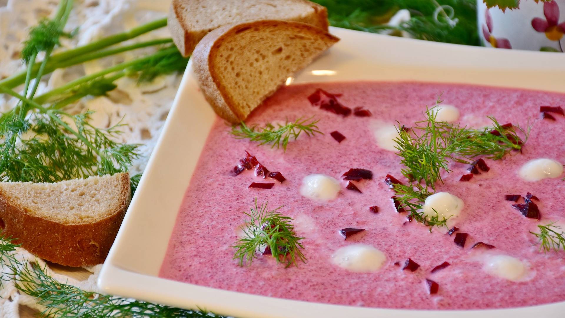 Esta sopa de remolacha llamada saltibarsciai es uno de los platos más típicos.