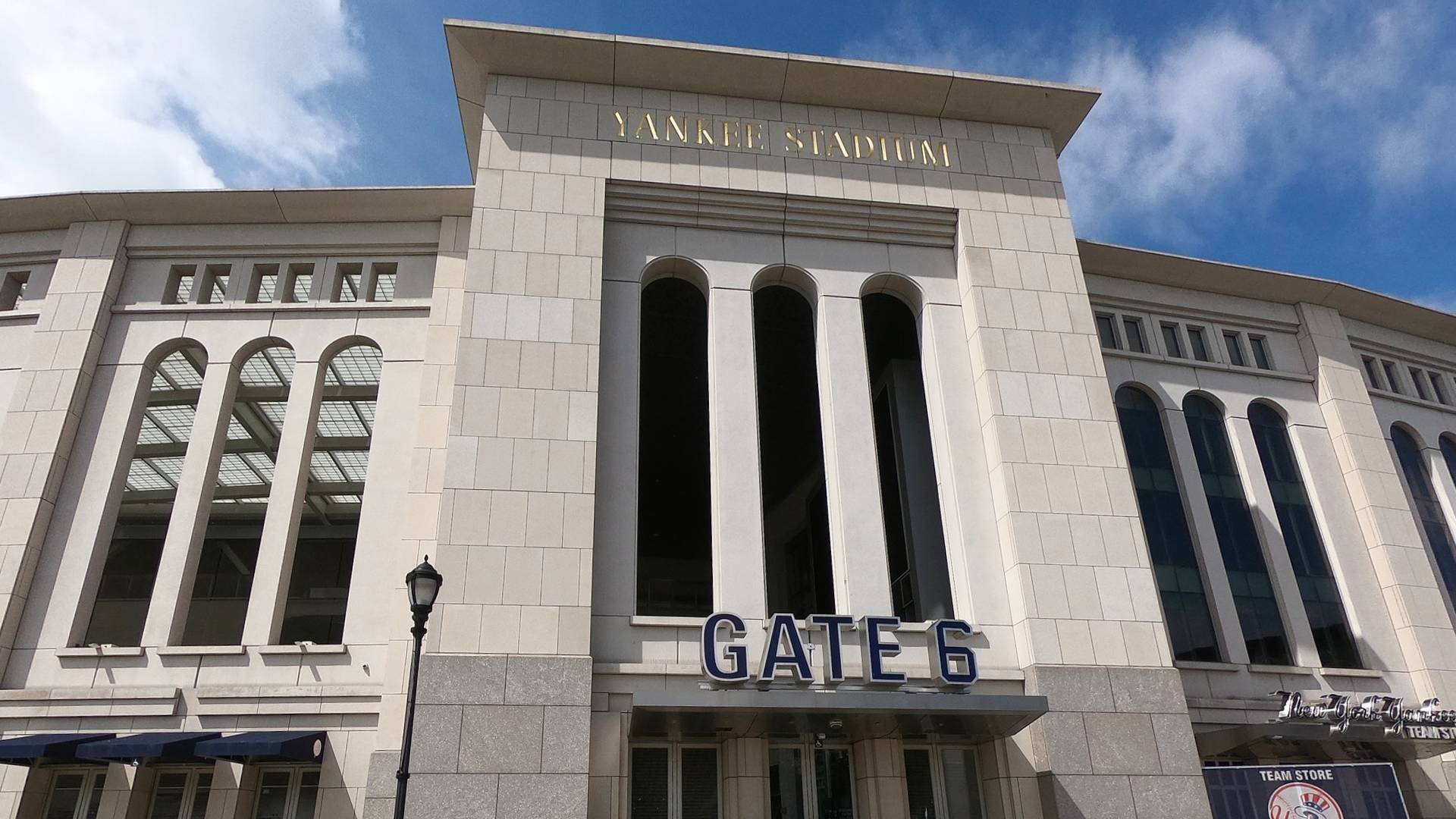 Mítica puerta del Yankee Stadium.