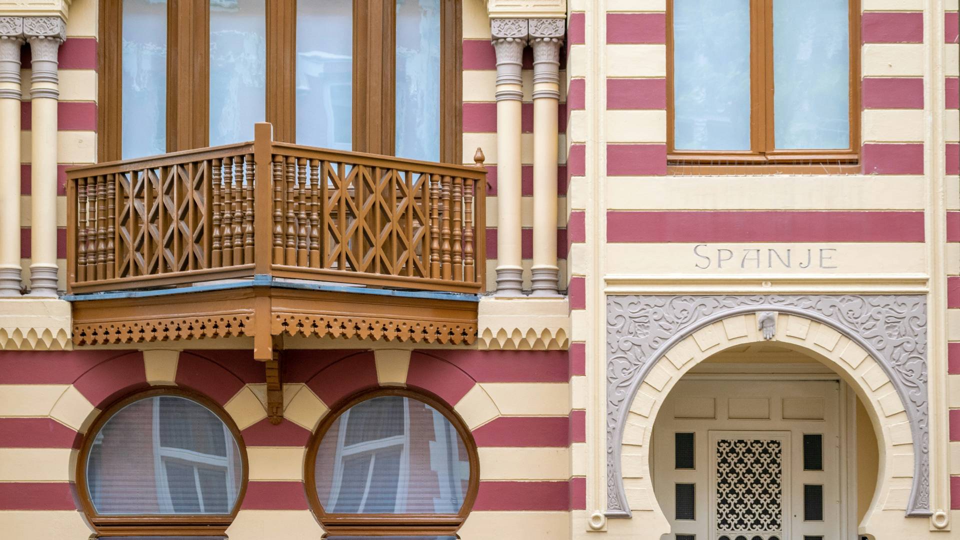 Detalle de la casa de estilo español del Zevenlandenhuizen.