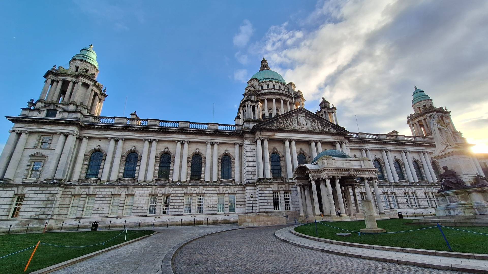 El imponente Ayuntamiento de Belfast.