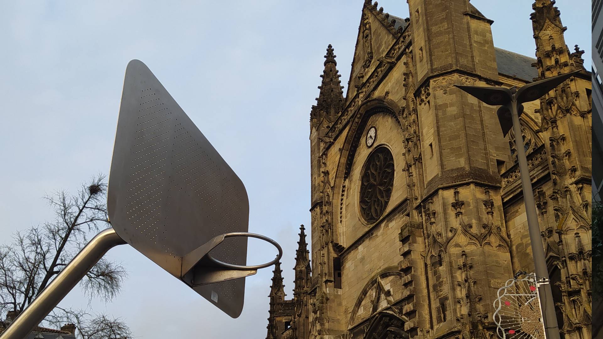 La Basílica de San Miguel junto a una curiosa canasta de baloncesto.