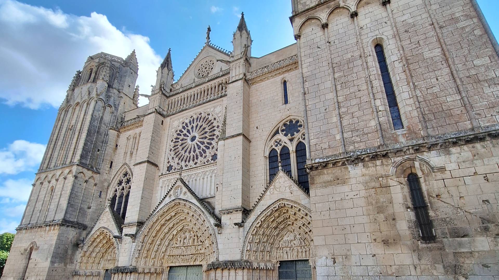 La imponente Basílica de San Pedro de Poitiers.