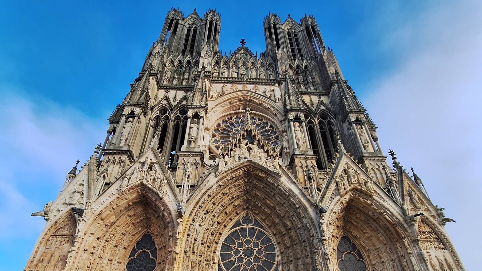 Imponente fachada de la Catedral de Reims.