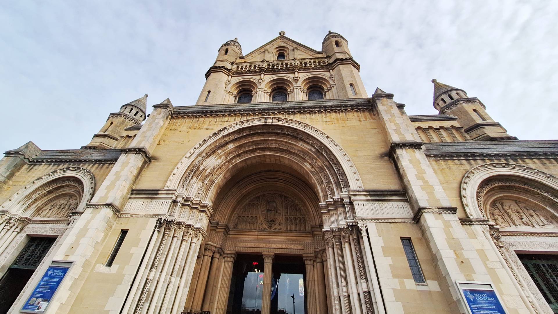 Entrada principal de la Catedral de Santa Ana.