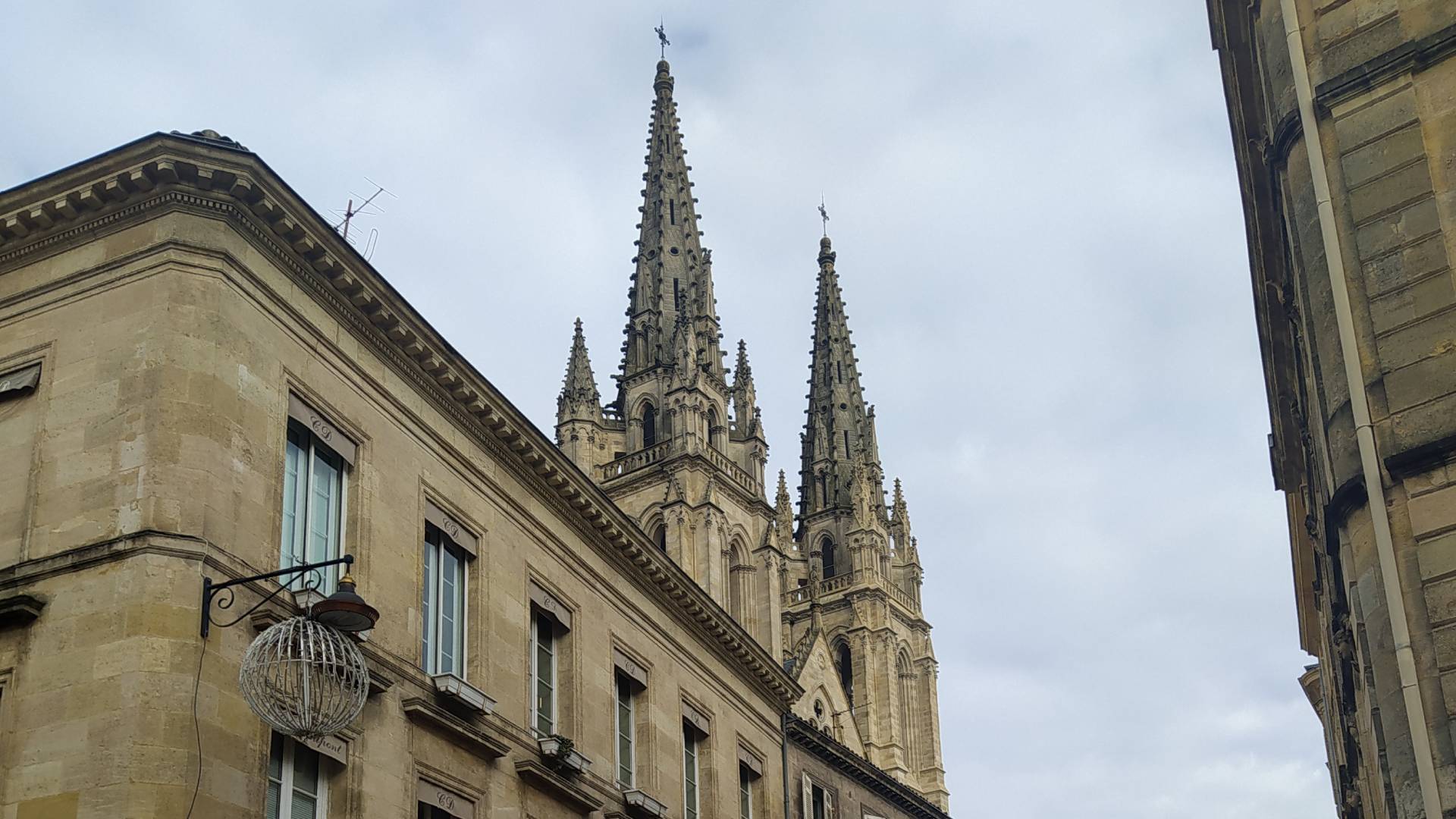 La Catedral de Burdeos asomando entre los edificios del centro.