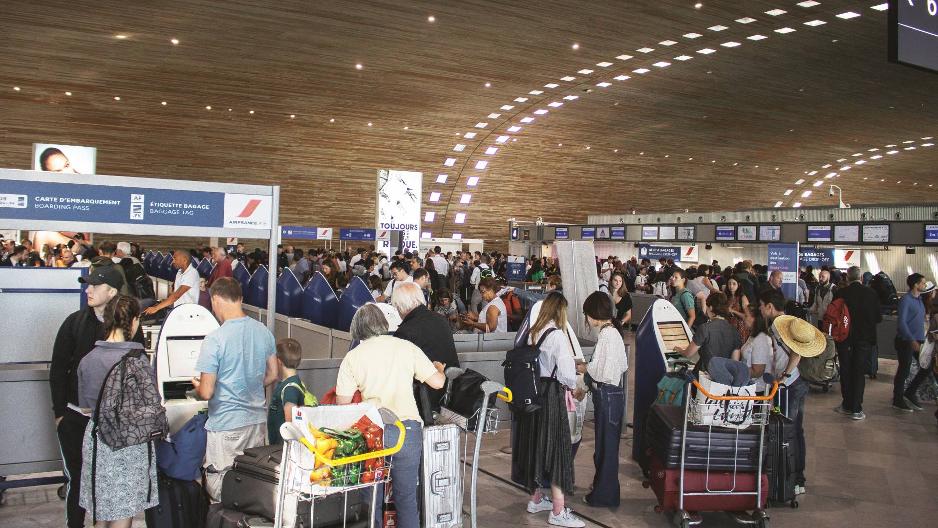 Interior del aeropuerto Charles de Gaulle.