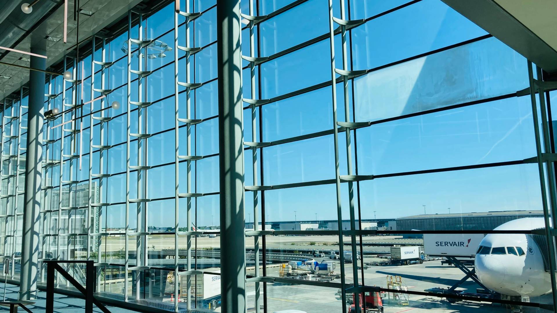 Ventanal del aeropuerto Charles de Gaulle.