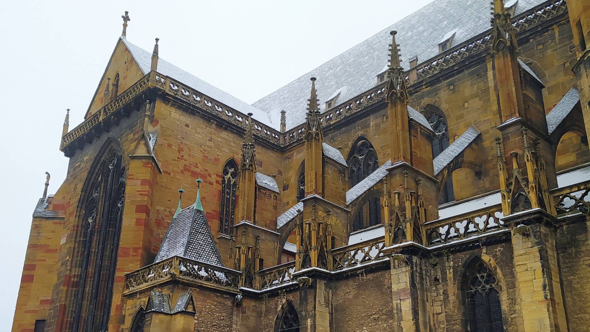 Colegiata de San Martín llena de nieve.