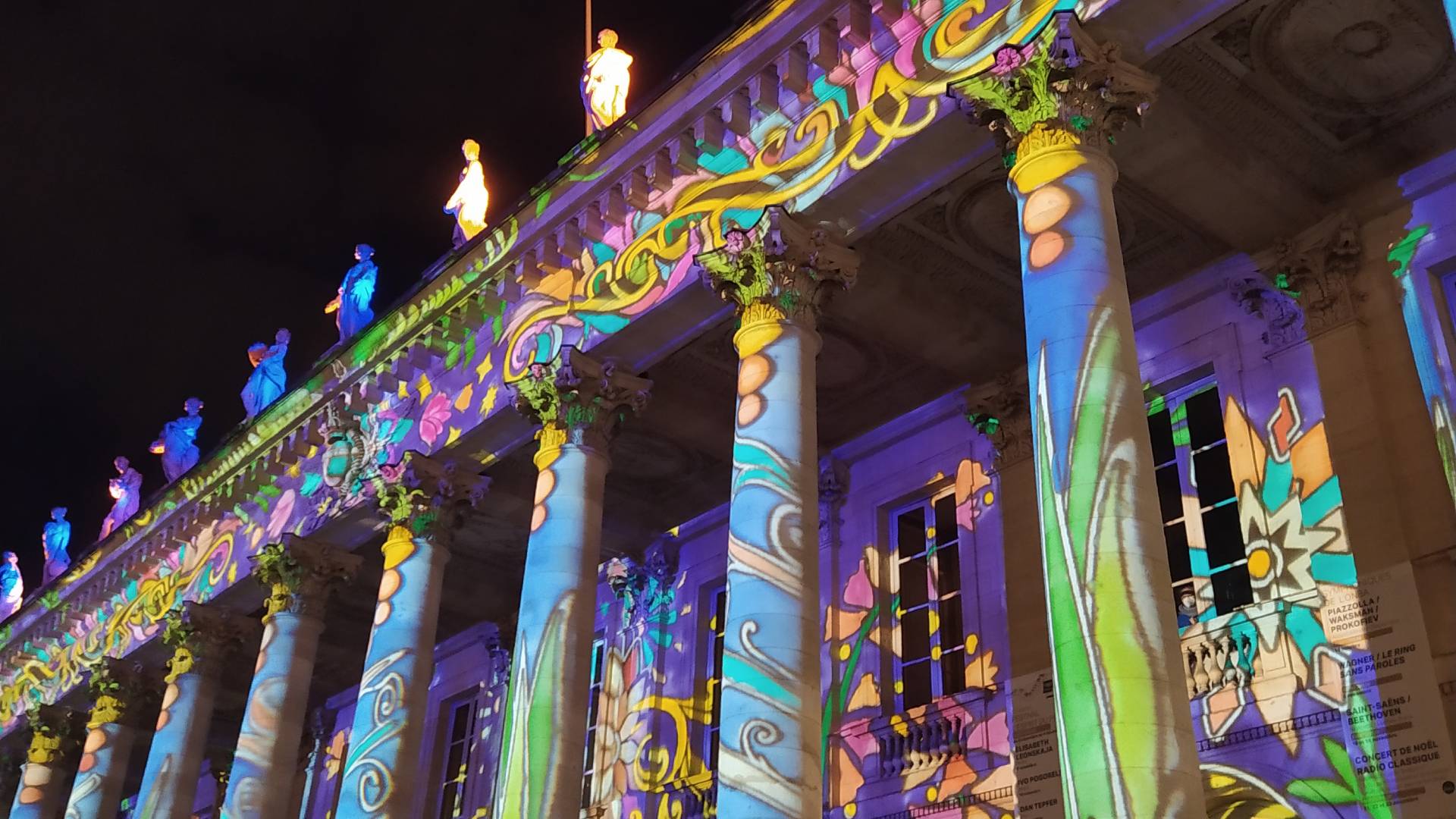 El Gran Teatro de Burdeos y su iluminación navideña.