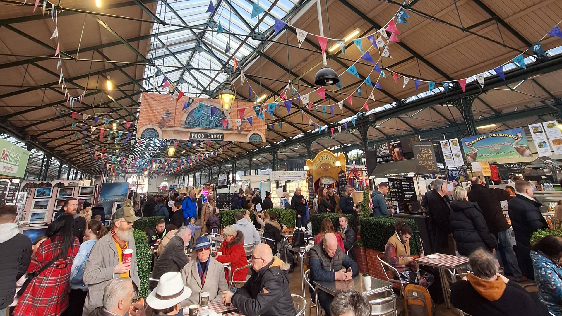 Interior del concurrido St George's Market.