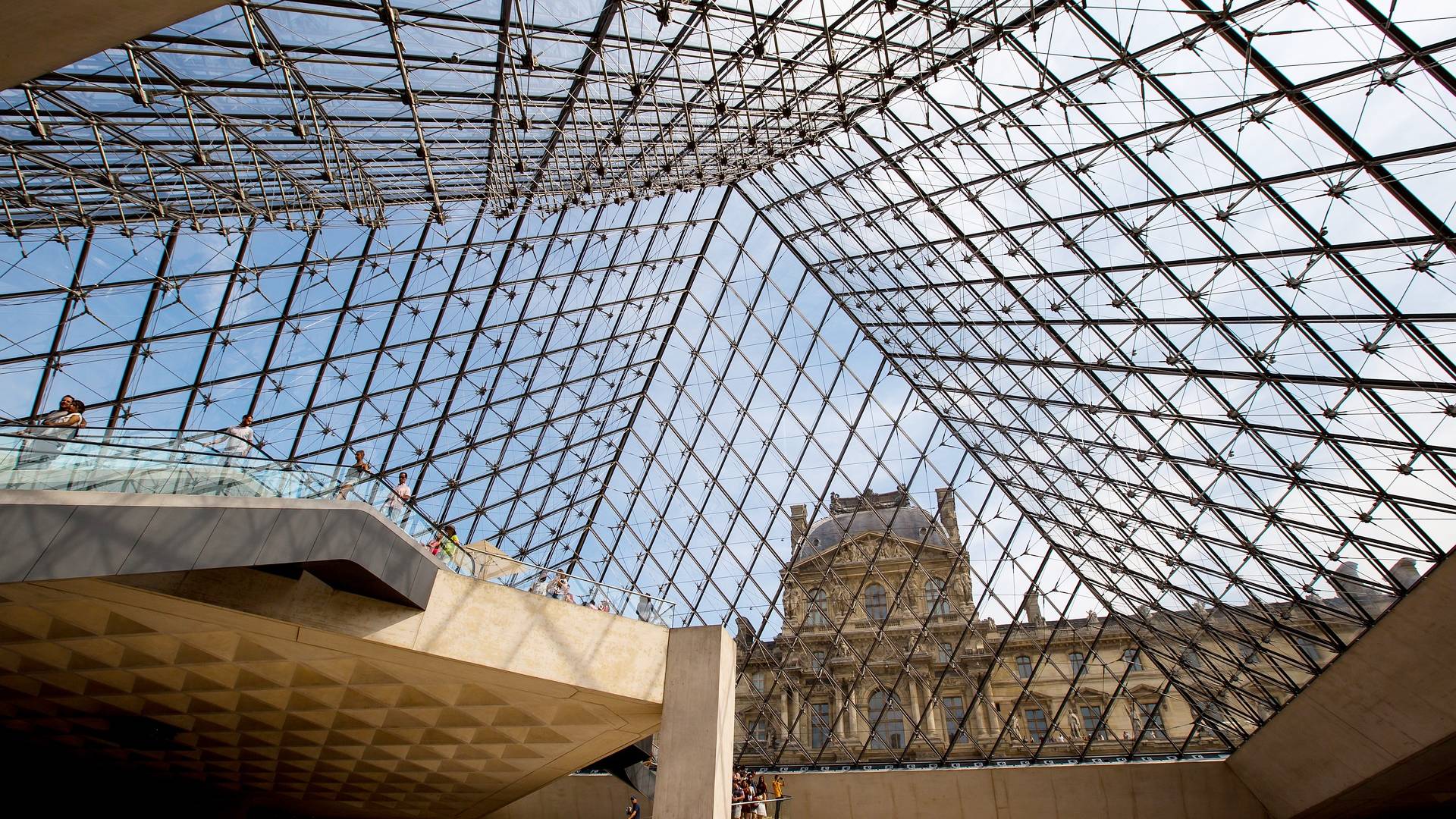 Interior del icónico Museo del Louvre.