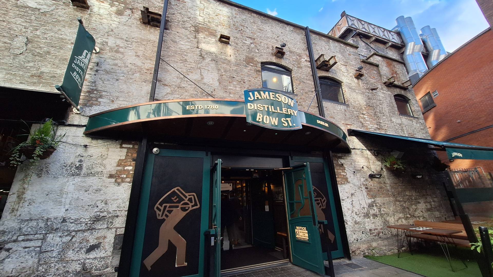 Entrada de la Jameson Distillery.