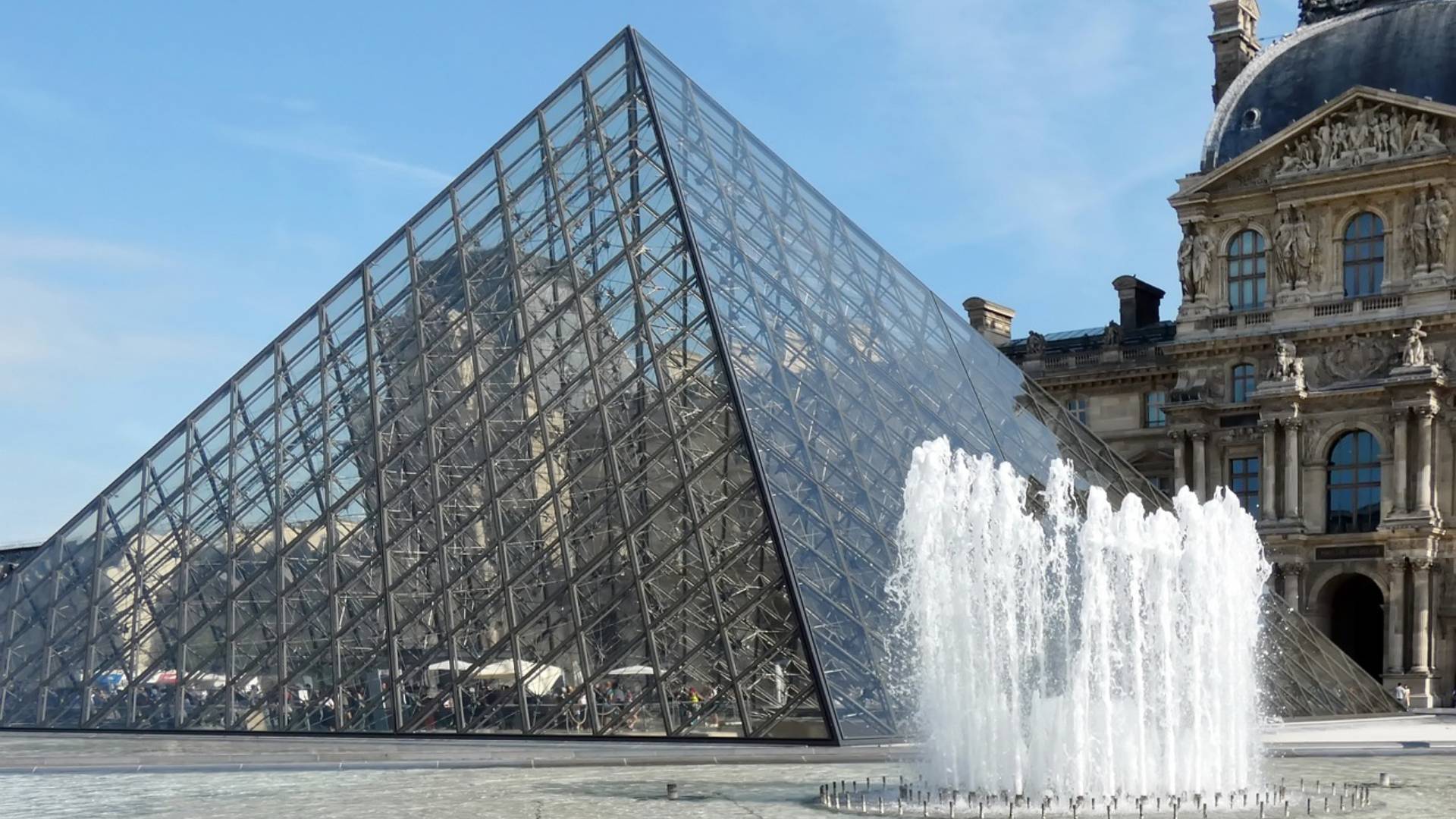 El icónico Museo del Louvre.