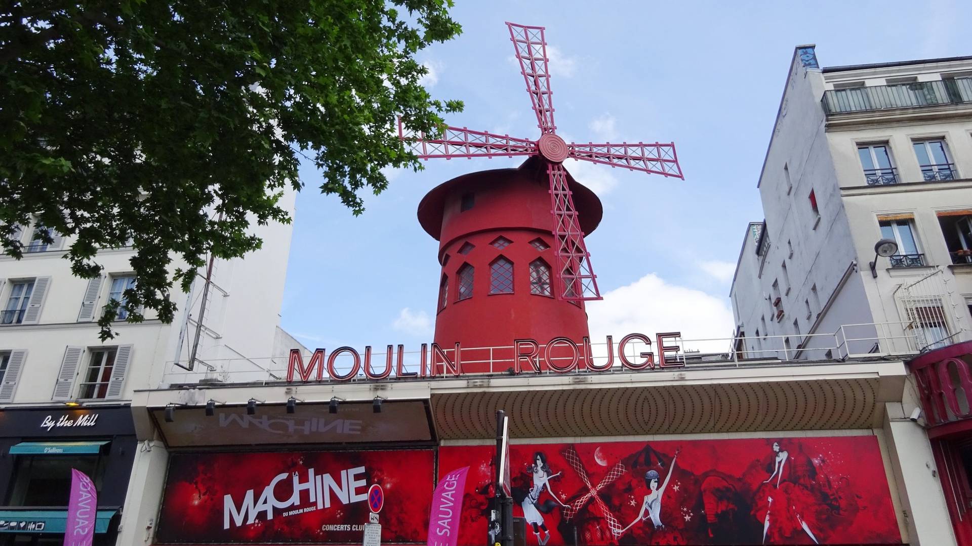 El Moulin Rouge en el barrio de Montmartre.